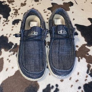 Women’s size 9 hey dudes